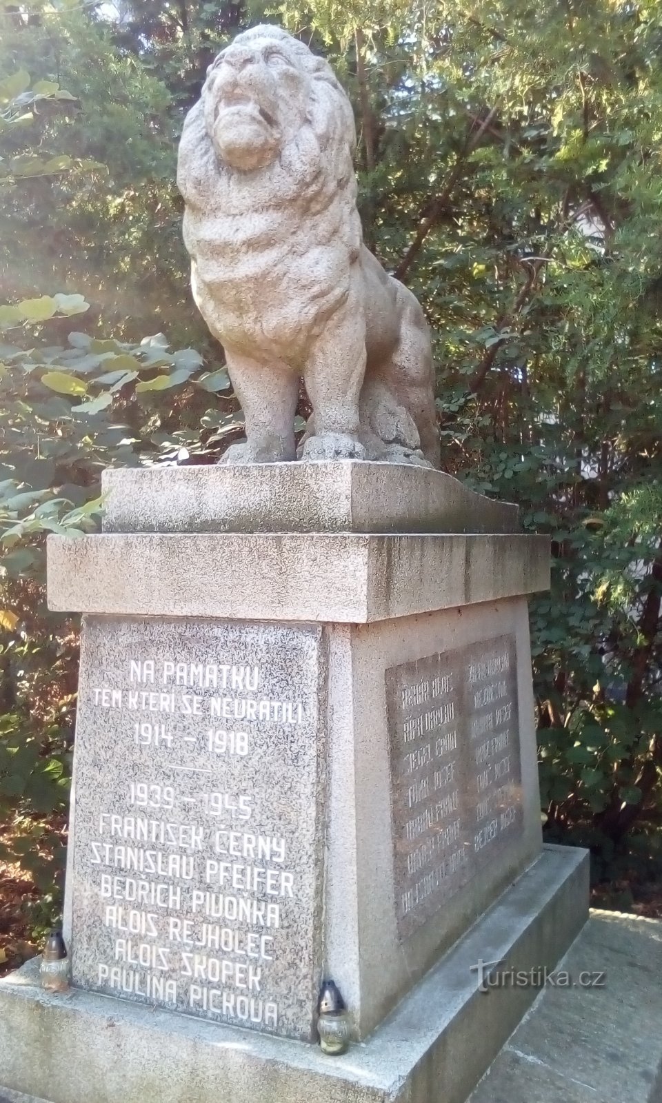 Monument till dem som dog i världskrigen i Kostomlaty nad Labem