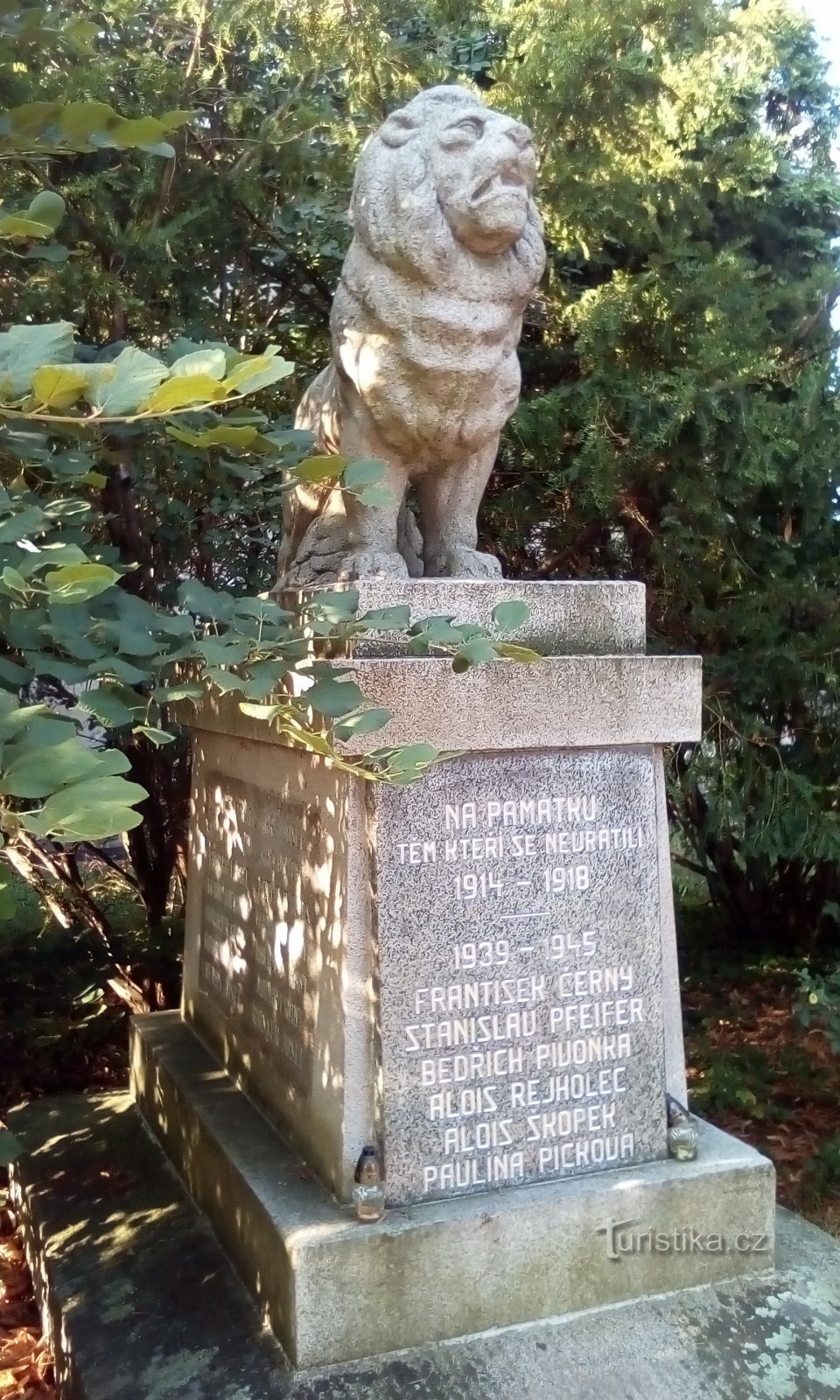Monumento a los que murieron en las guerras mundiales en Kostomlaty nad Labem