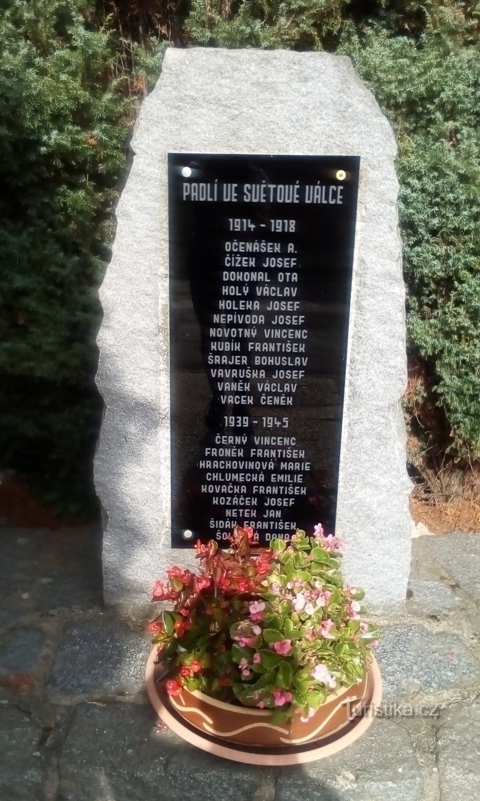Monument voor degenen die zijn omgekomen in de wereldoorlogen in Staré Jesenčany