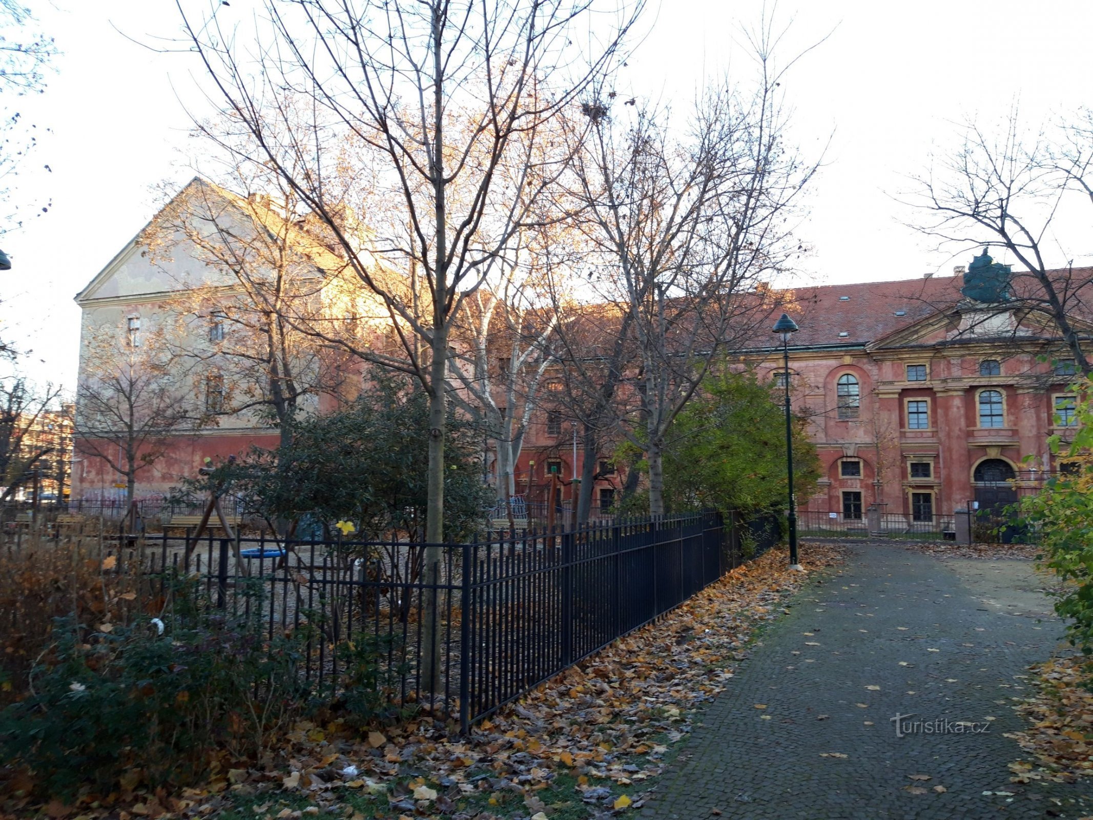 Monument voor Peter Strozzi voor het Ongeldige Huis in Praag - Karlín