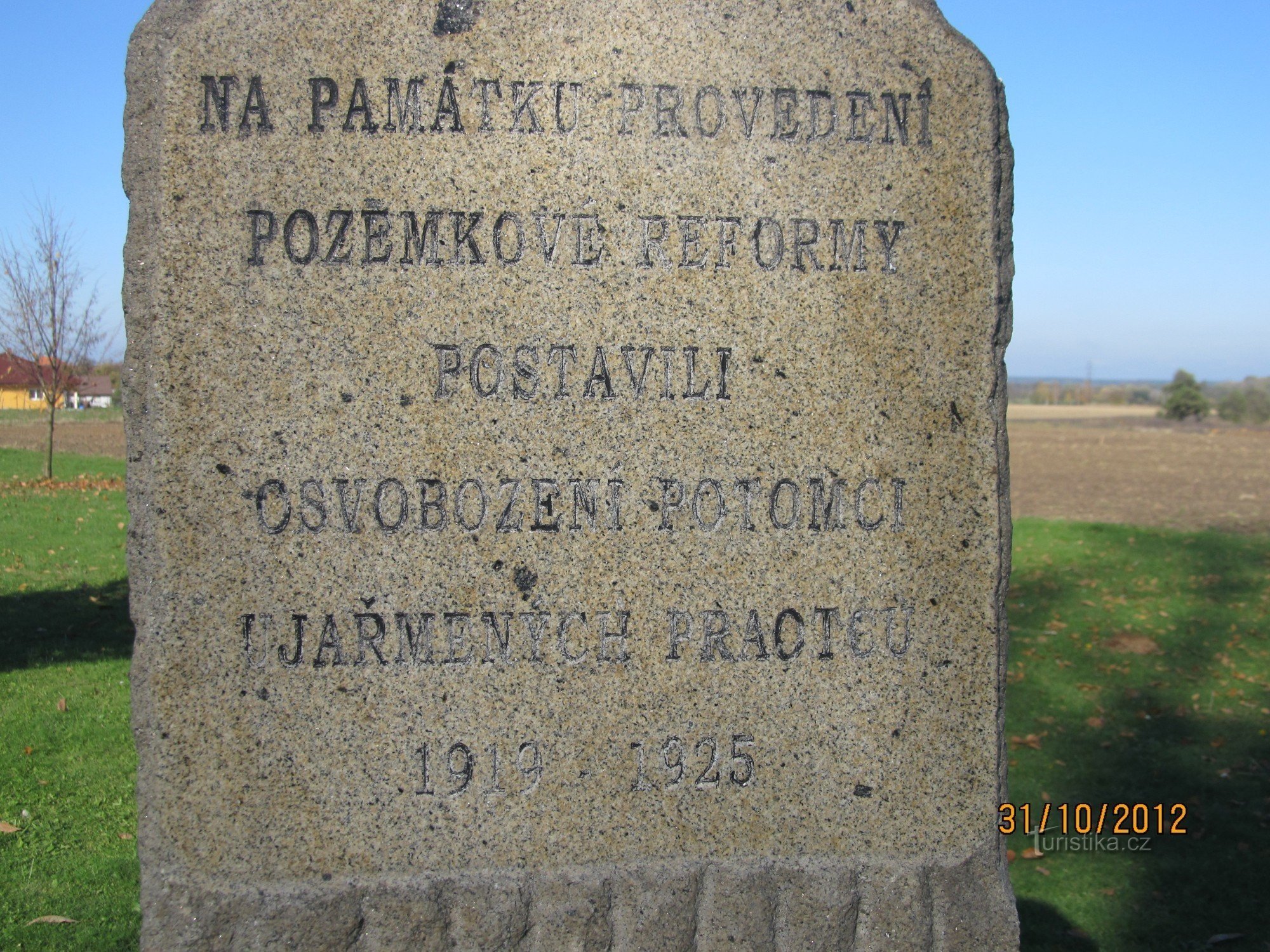 Maareformin muistomerkki vuosilta 1919-1938 Hlízovissa hautausmaan edessä - merkintä muistomerkissä