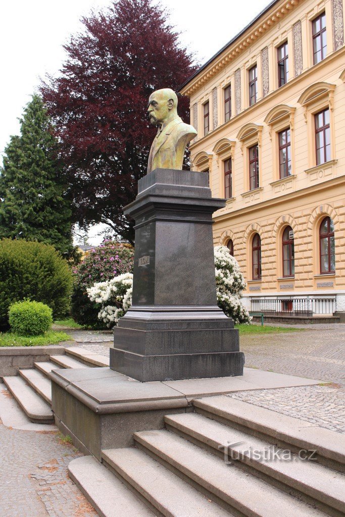 Monumento frente al edificio de la escuela