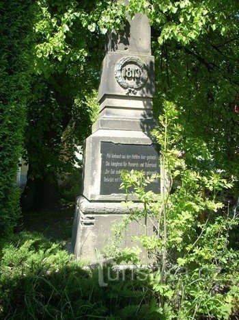 Un monument care comemorează bătăliile...