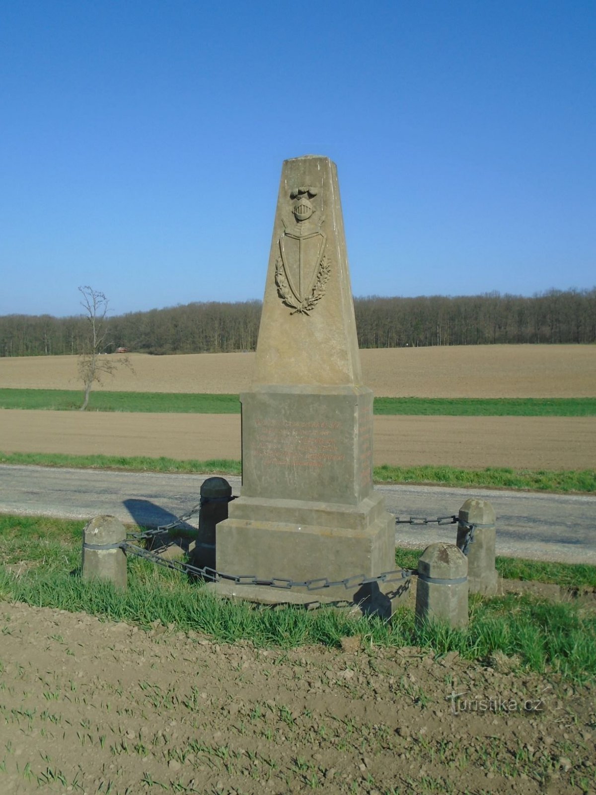 Itävallan 61. jalkaväkirykmentin muistomerkki tien varrella (Čistěves, 7.4.2019. huhtikuuta XNUMX)