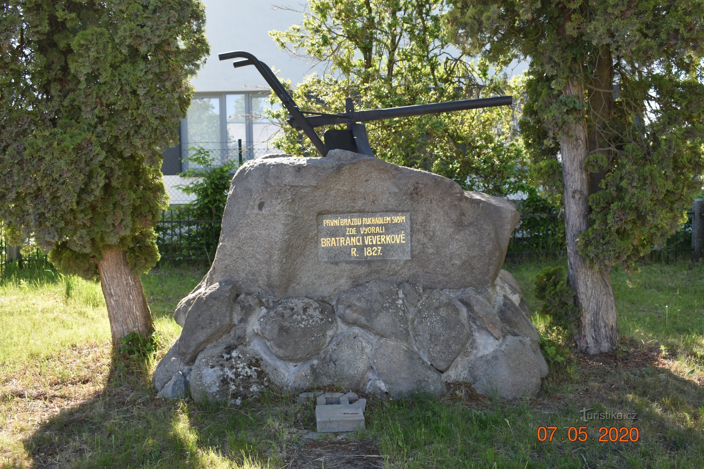 Monument voor de puinhoop van de neven Veverk in Rybitví