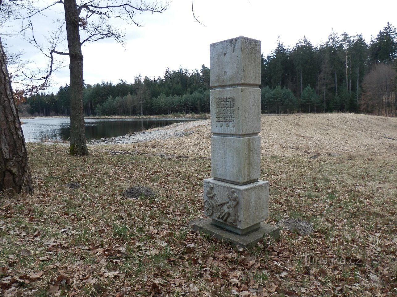 Monumentul lui Rudolf Hacker la rezervorul de retenție