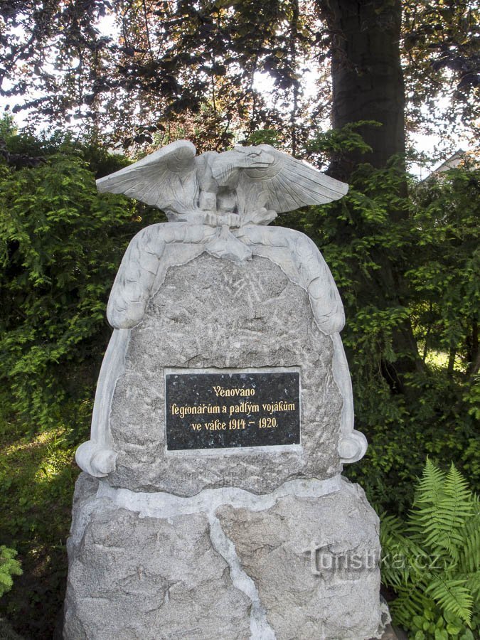 Monument avec un oiseau de proie