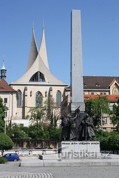 Monument med Emmaus i bakgrunden