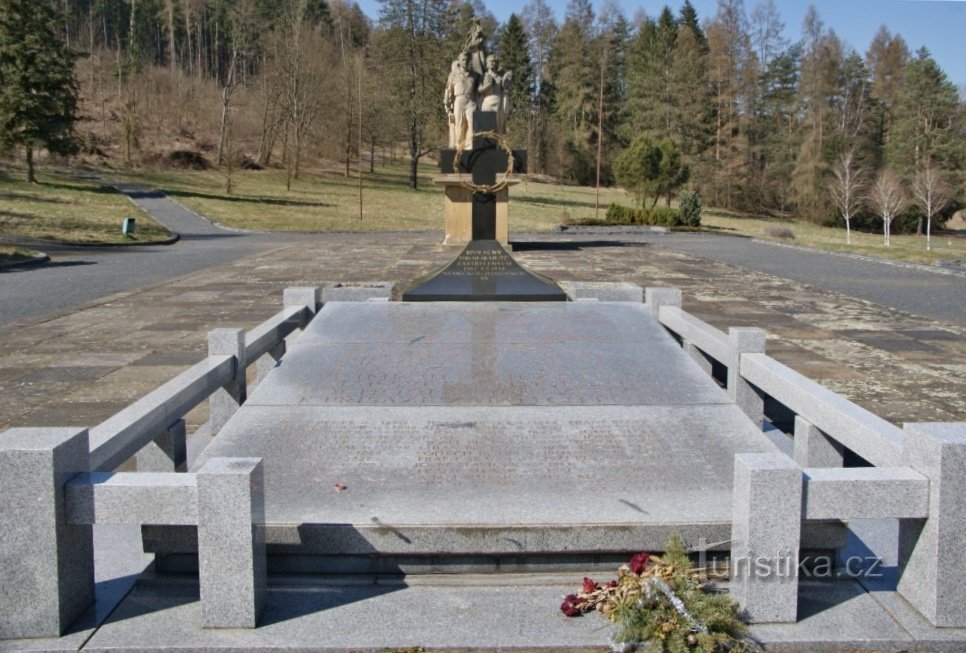 ett monument med en massgrav