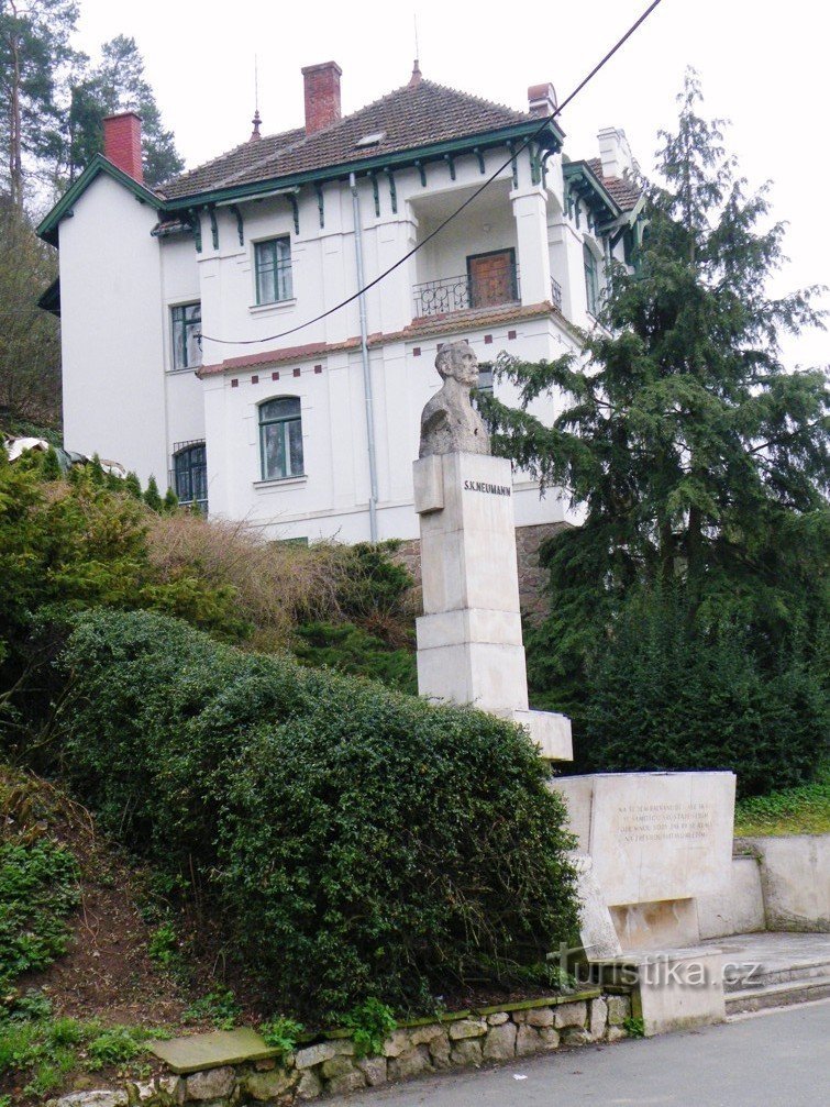 Monument to SKNeumann