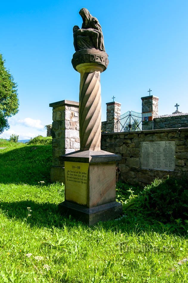 Monument met Pieta in Pustý Žibřidovice