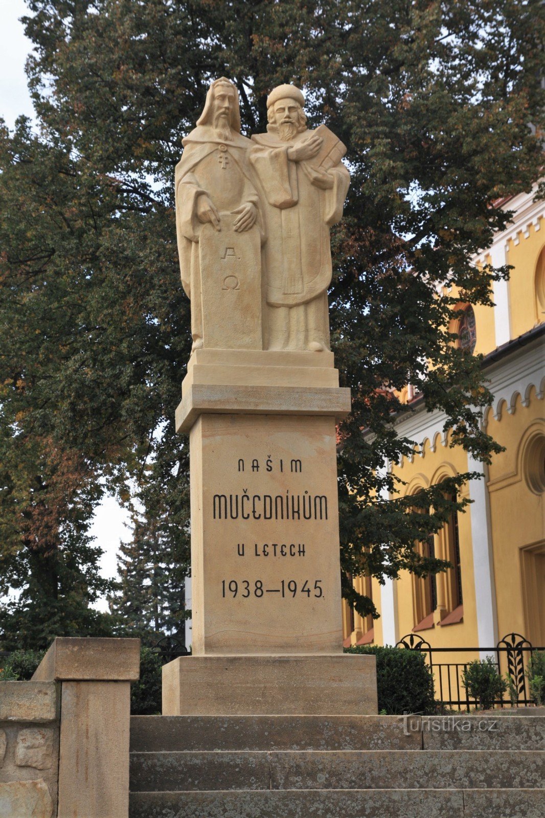 Monument met een standbeeld van Cyrillus en Methodius