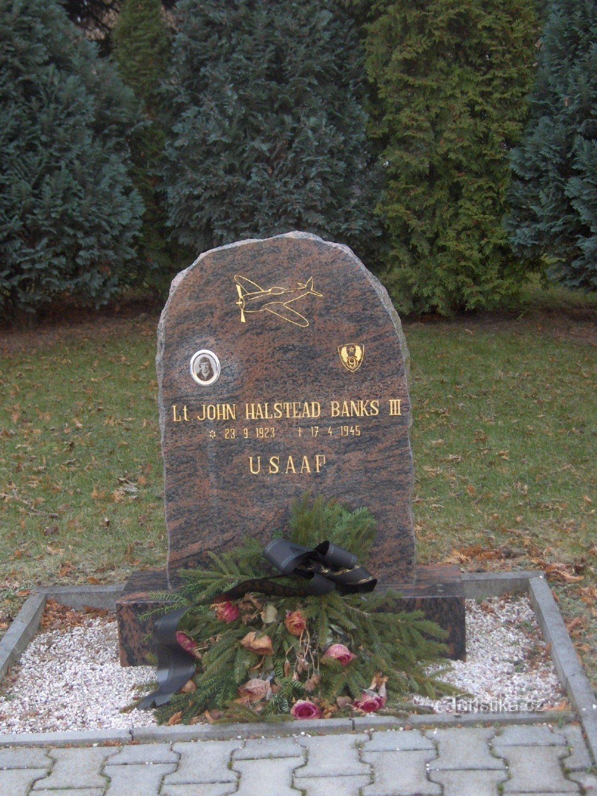 Das Denkmal für den abgeschossenen amerikanischen Flieger in Lom