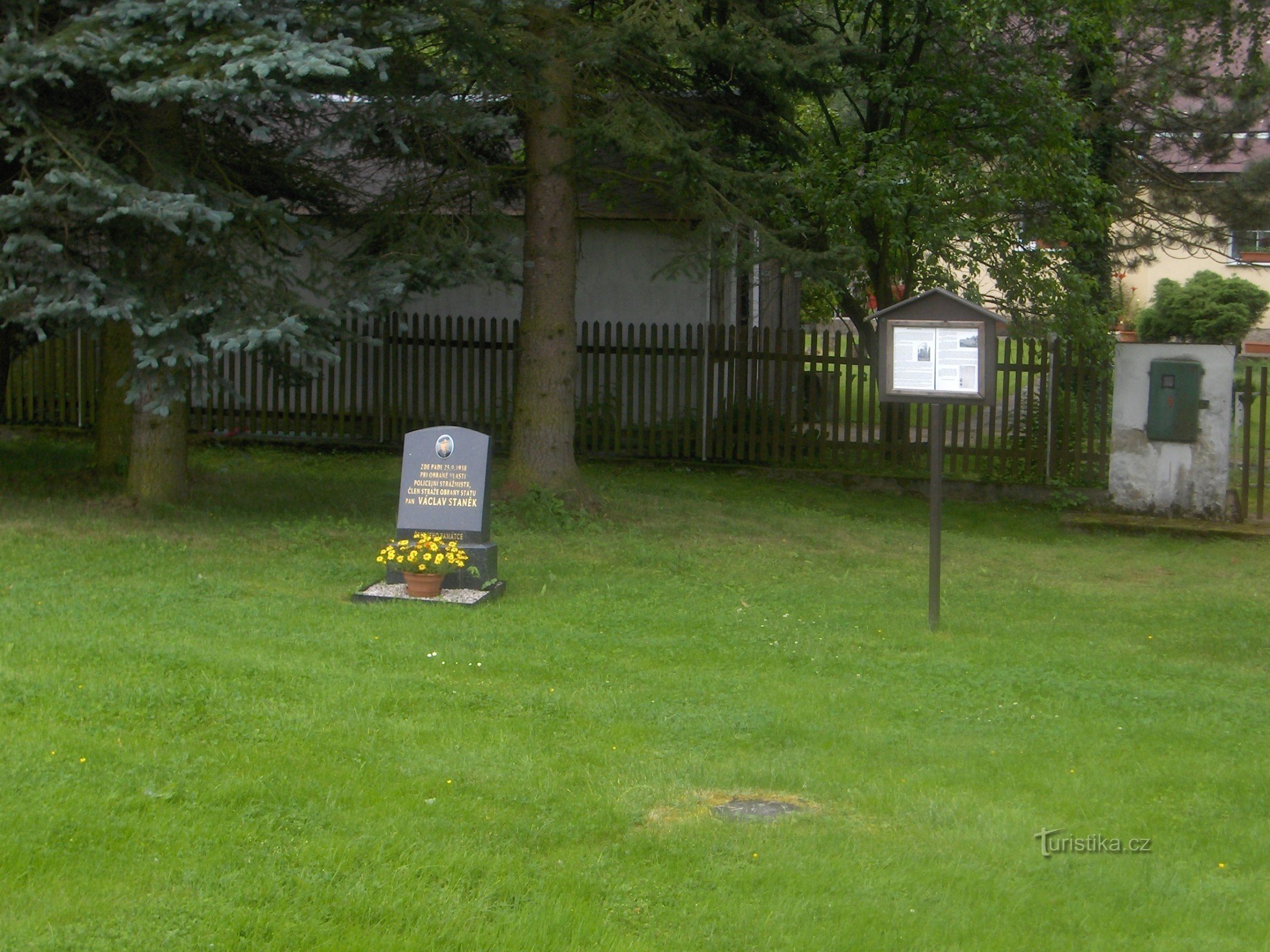 Памятник охраннику Вацлаву Станеку.