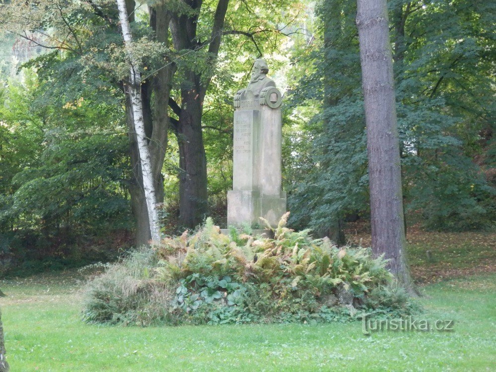 A Csehországi Szent Ezred emlékműve