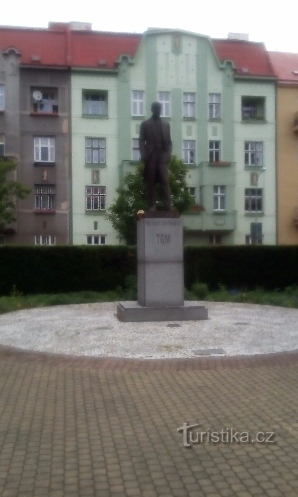 パルドゥビツェの Náměstí legí にある TGM 記念碑