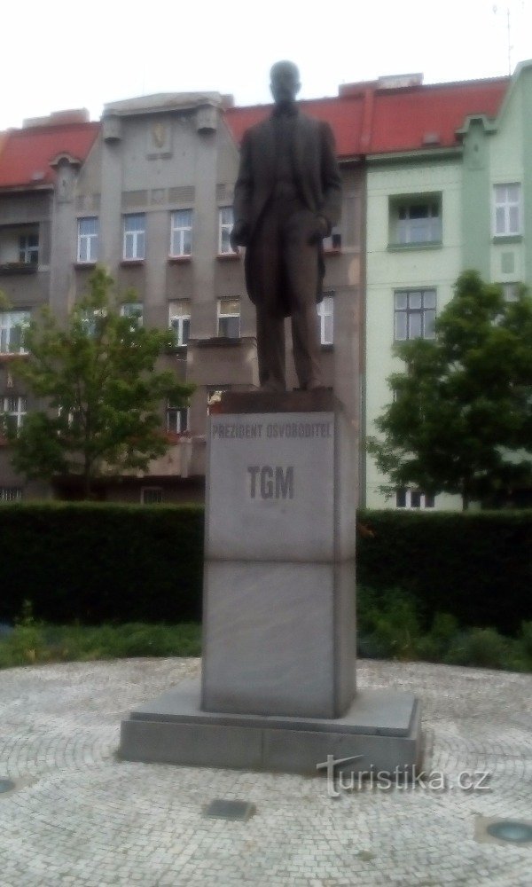 帕尔杜比采的 Náměstí legí 上的 TGM 纪念碑