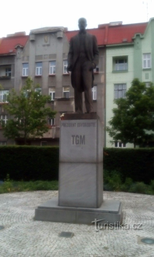 TGM-monument op Náměstí legí in Pardubice