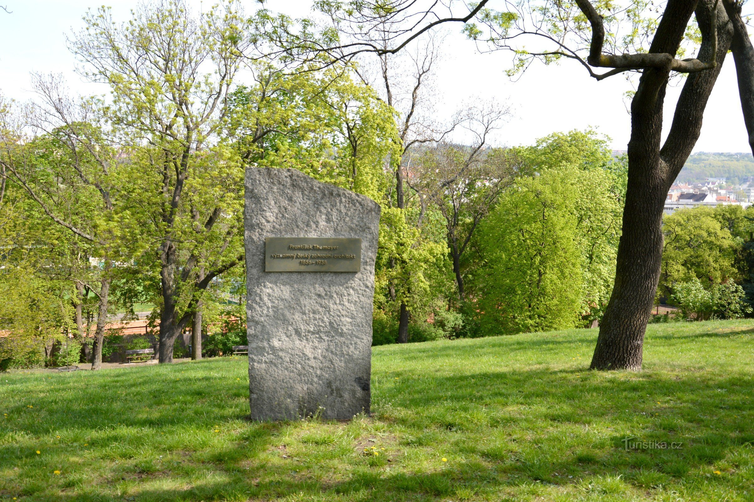 Thomayer monument