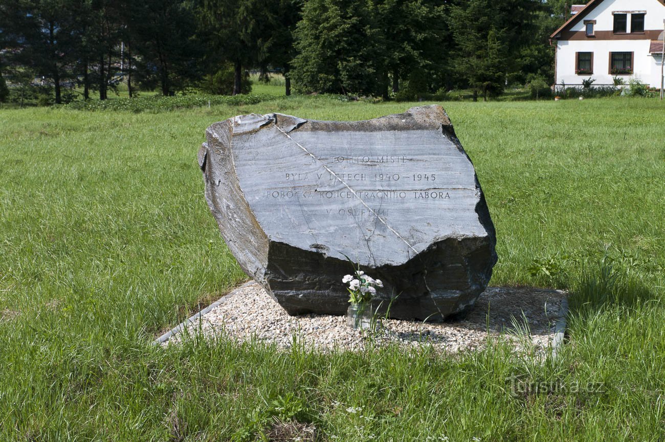 Az emlékmű megmunkált kőből készült
