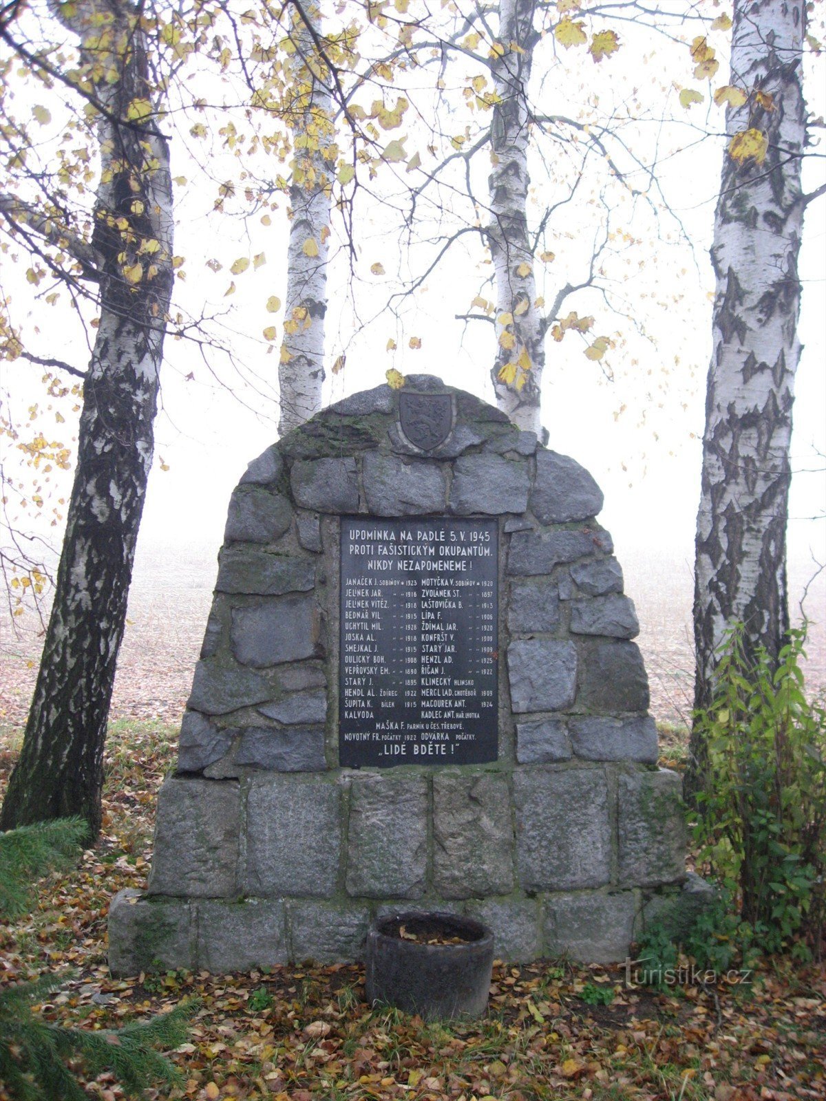 Denkmal in der Nähe von Dočekal voda.