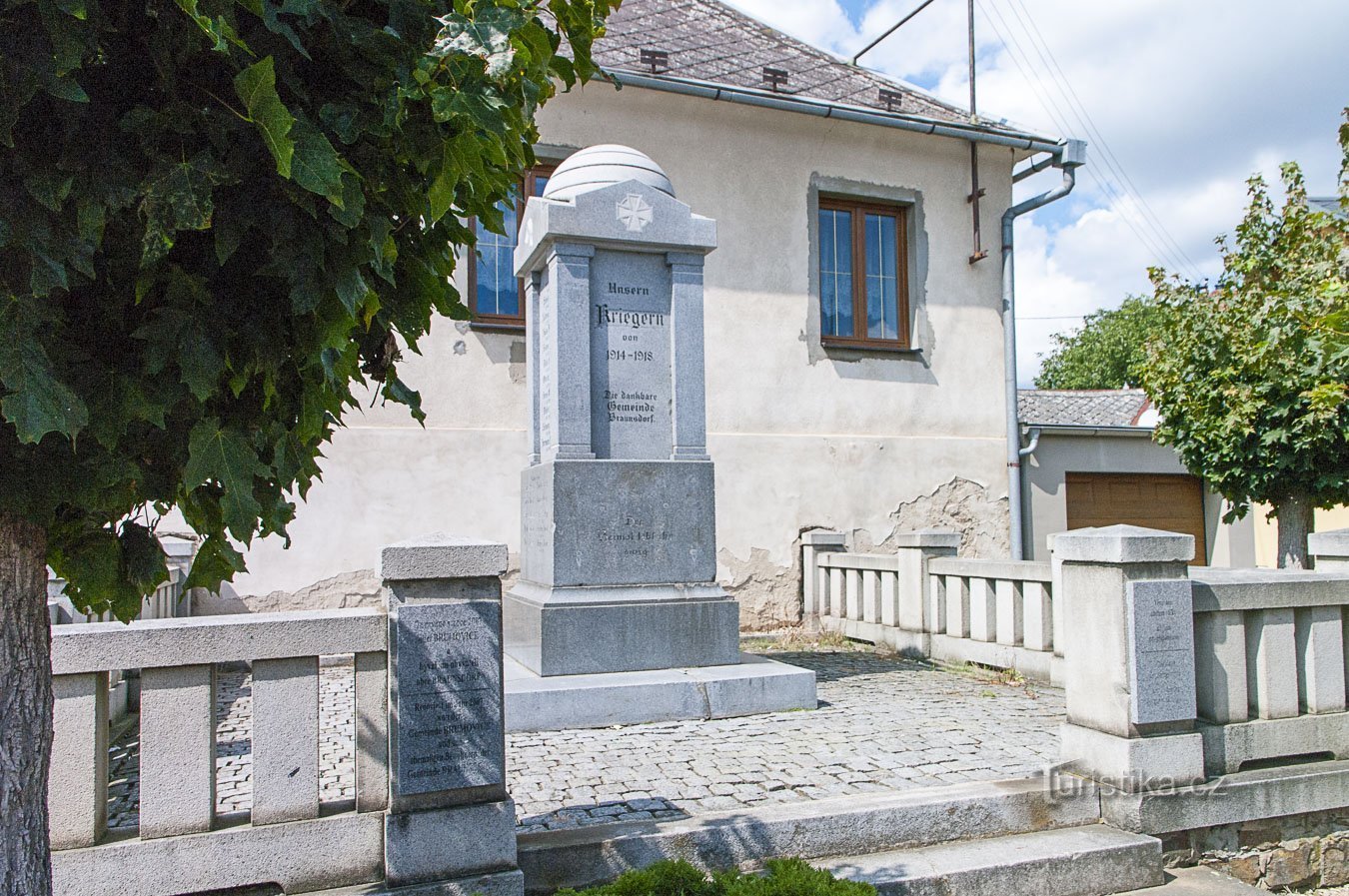 Monumento na casa sob a igreja