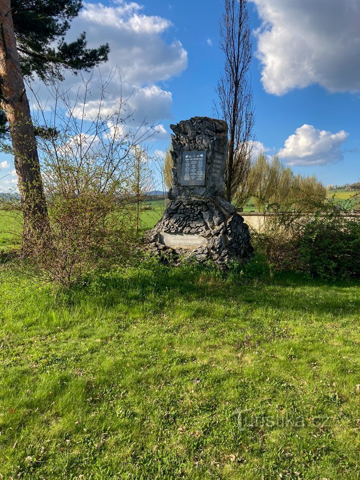 Monumento en el cementerio de Dolní Libín