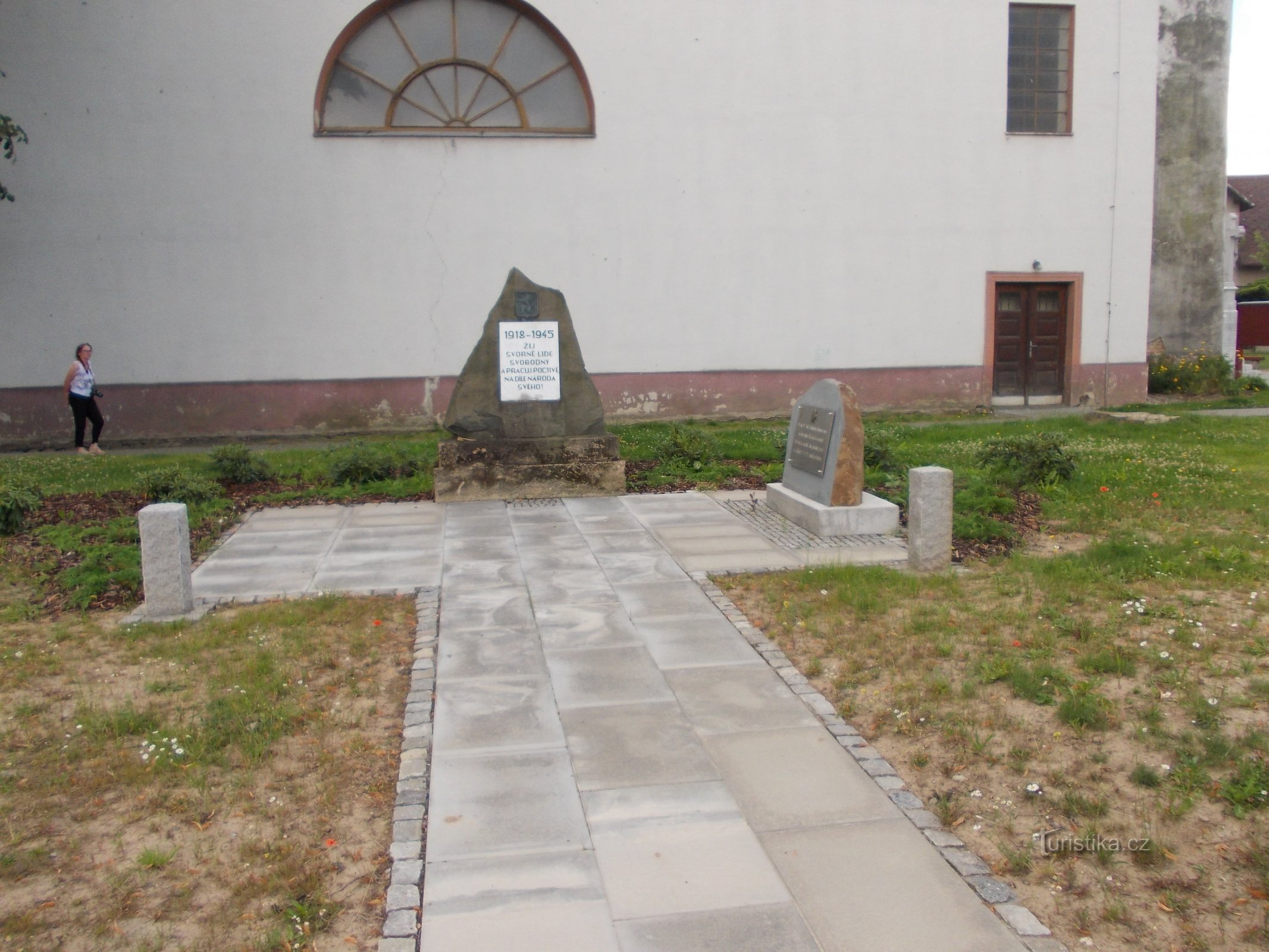 μνημείο δίπλα στην εκκλησία