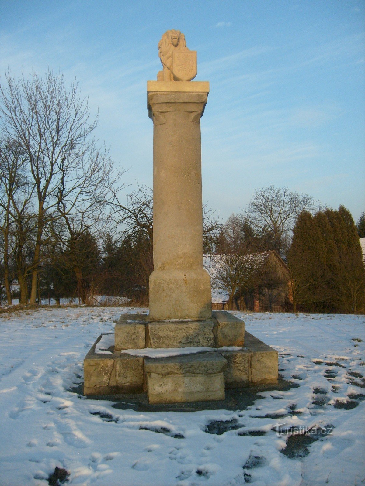 Muistomerkki lähellä Habřinan kylää
