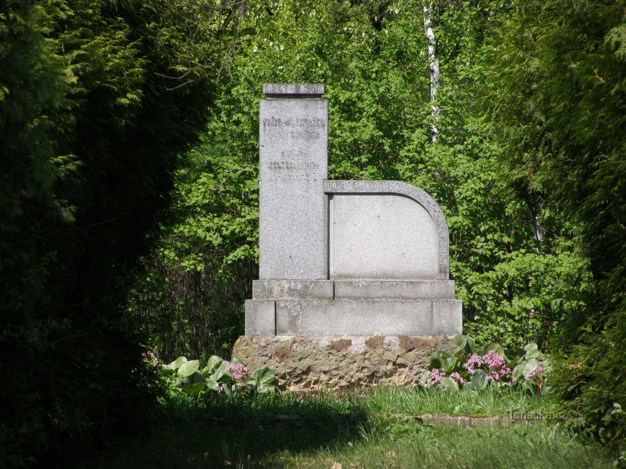 Monument in de buurt van Starý Smrkovice