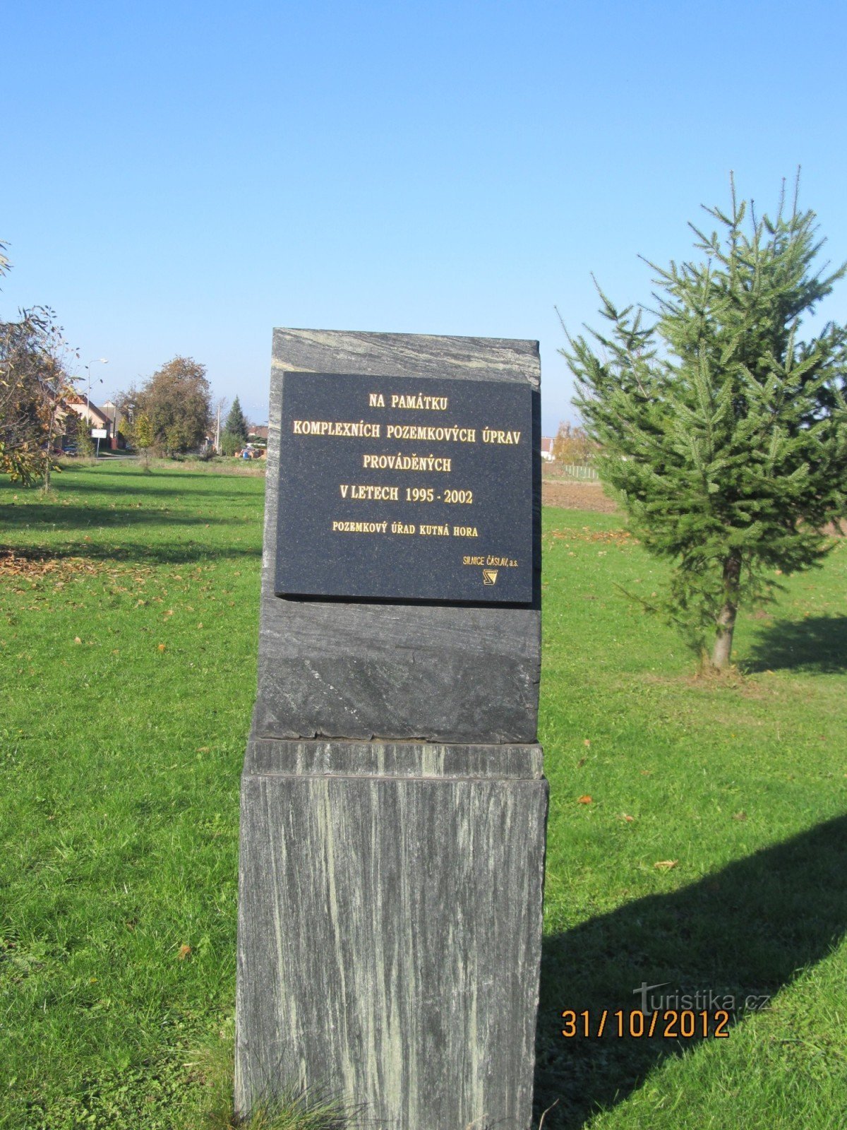Pomník v Hlízově před hřbitovem