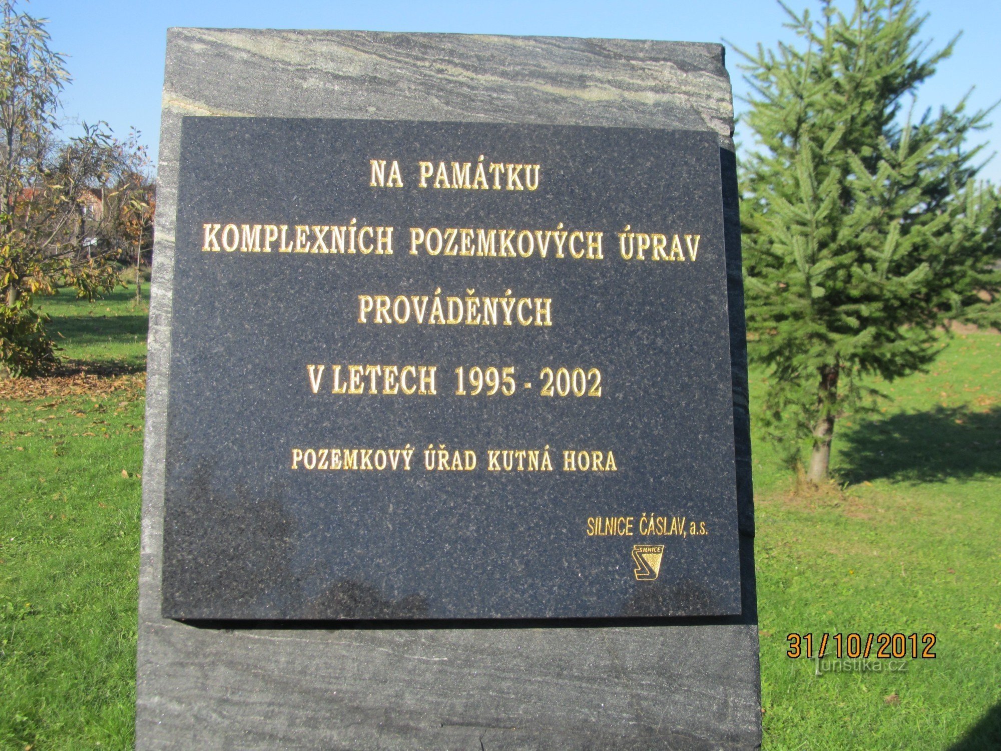 Monumentti Hlízovissa hautausmaan edessä - muistomerkin merkintä