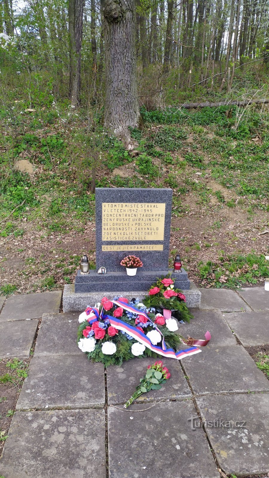 Monument sur le site du camp de concentration