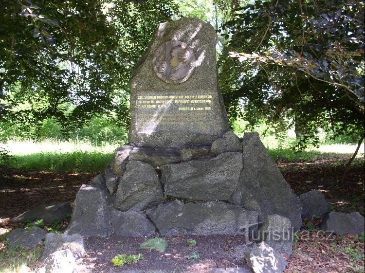 um monumento nos lugares do dormitório e ginásio Piarist queimados