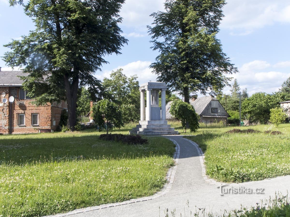 Monument în parcul din spatele bisericii