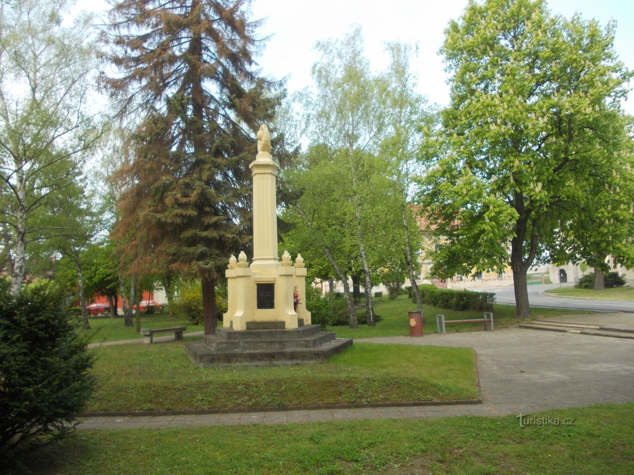 monument in het park