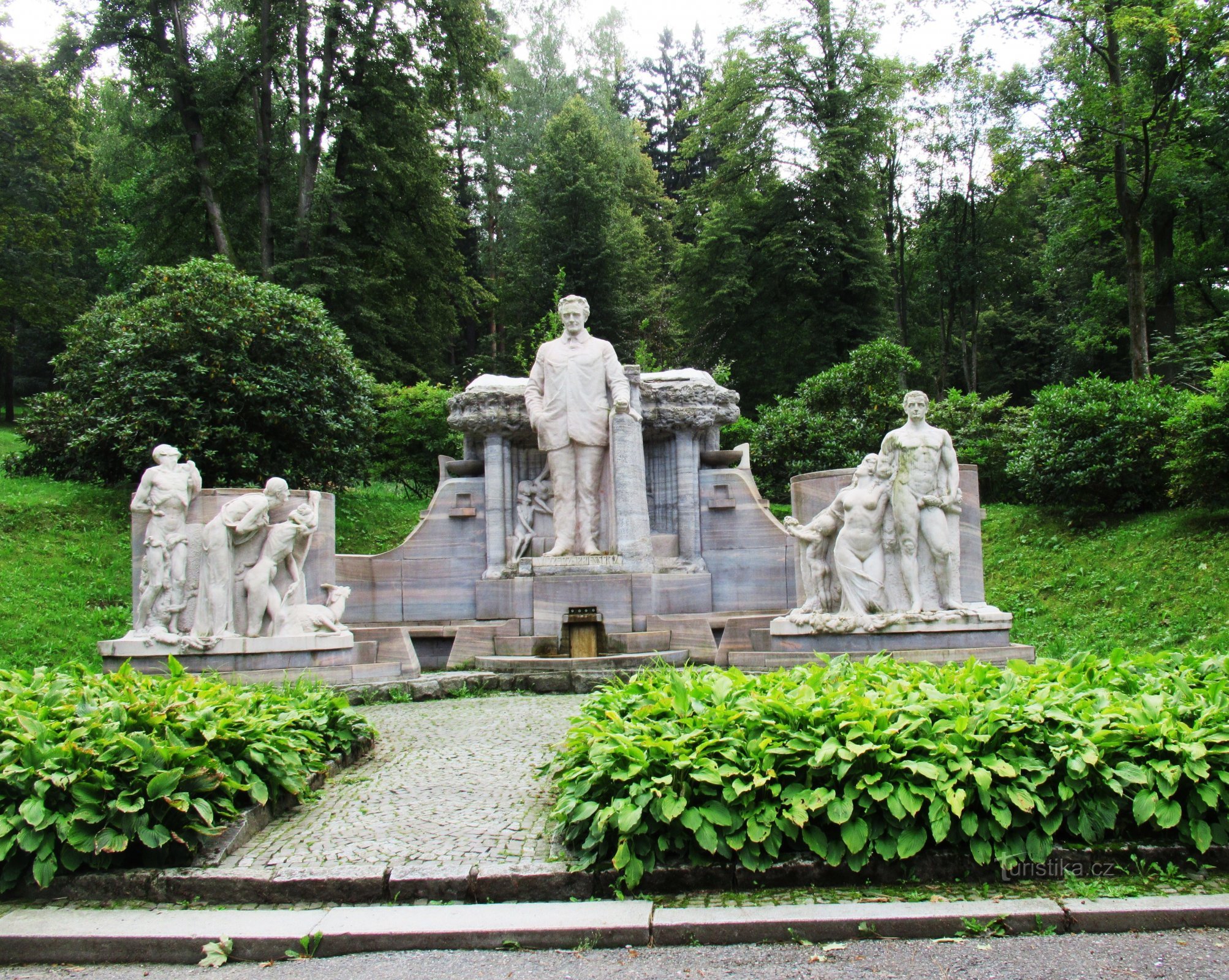 monumento a V. Priessnitz nos Jardins Smetana