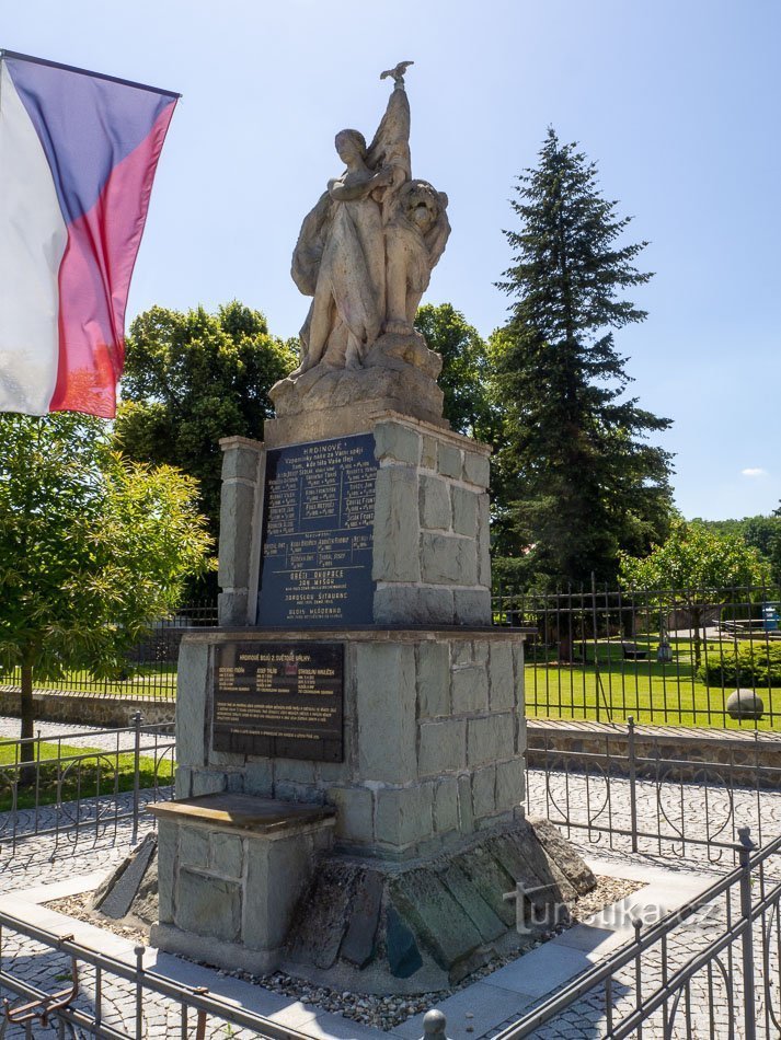 Pomník válečných hrdinů ve Slatinicích
