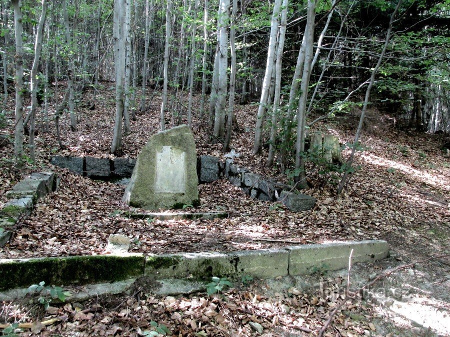 Monumento de Vincenc Šimčák sob Tesák