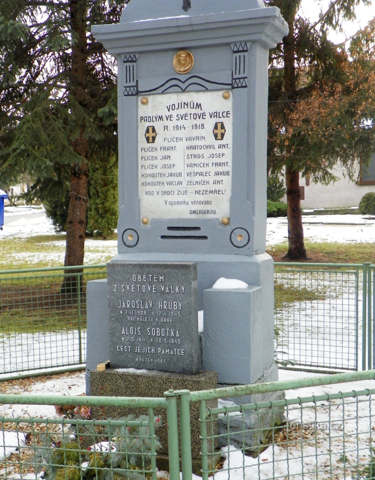 Monument till de stupade soldaterna i världskriget och Monument till de stupade i andra världskriget i Lasonice