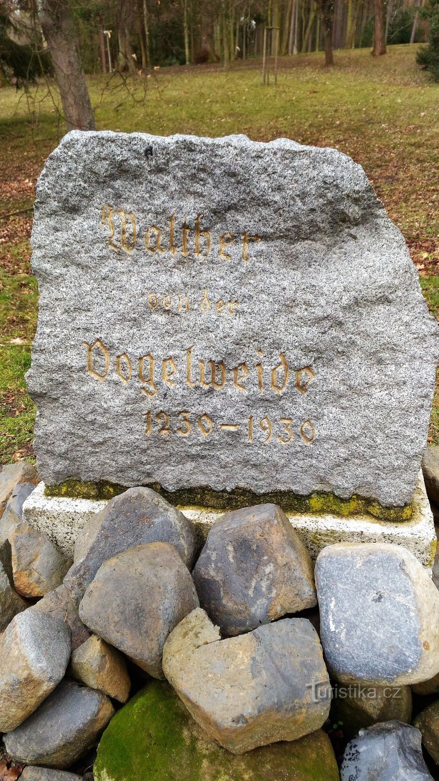 Monument voor Walther von der Vogelweide in het stadspark in Česká Lípa