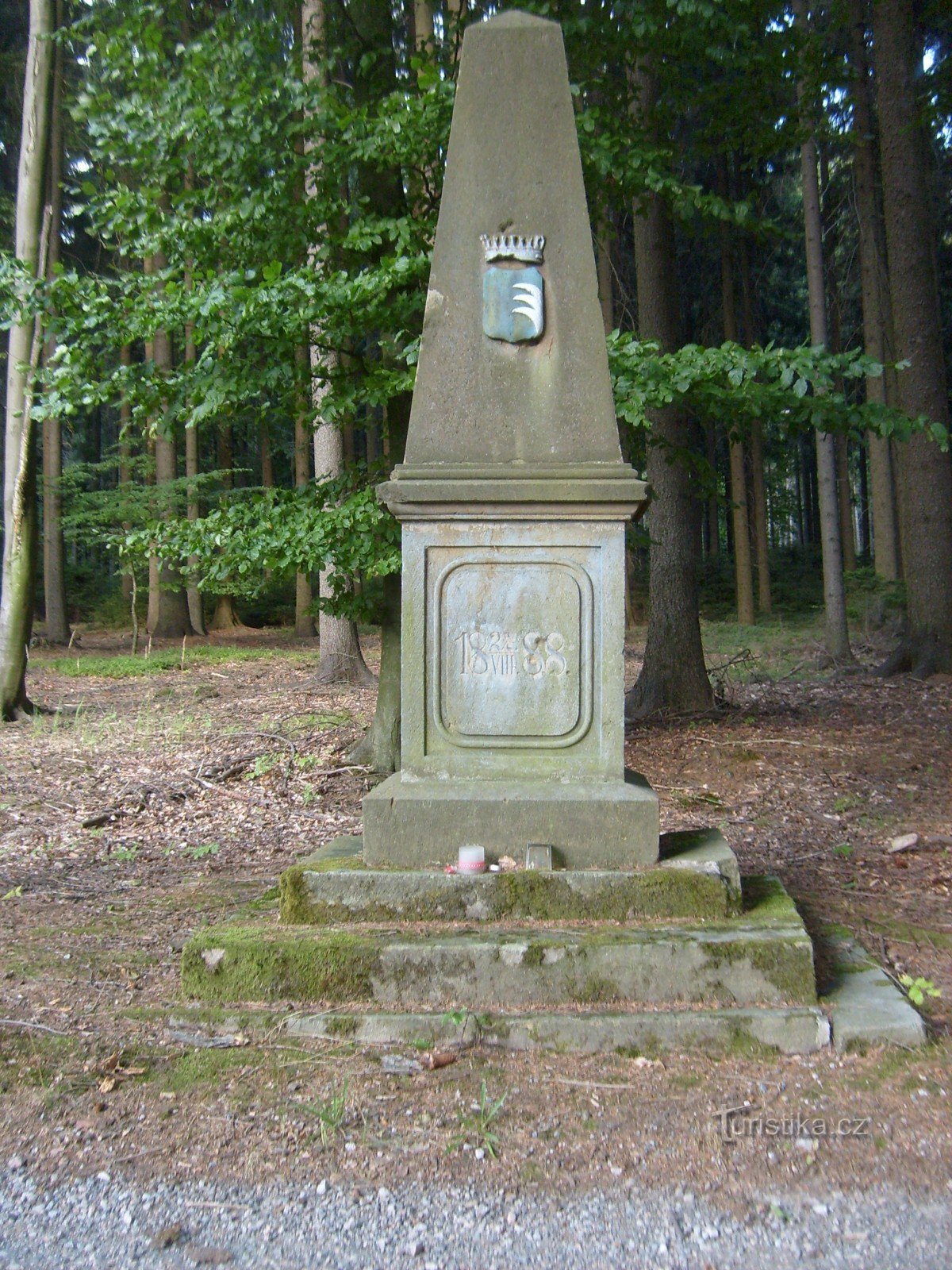 Muistomerkki vuodelta 1888 metsässä lähellä Polomin kylää
