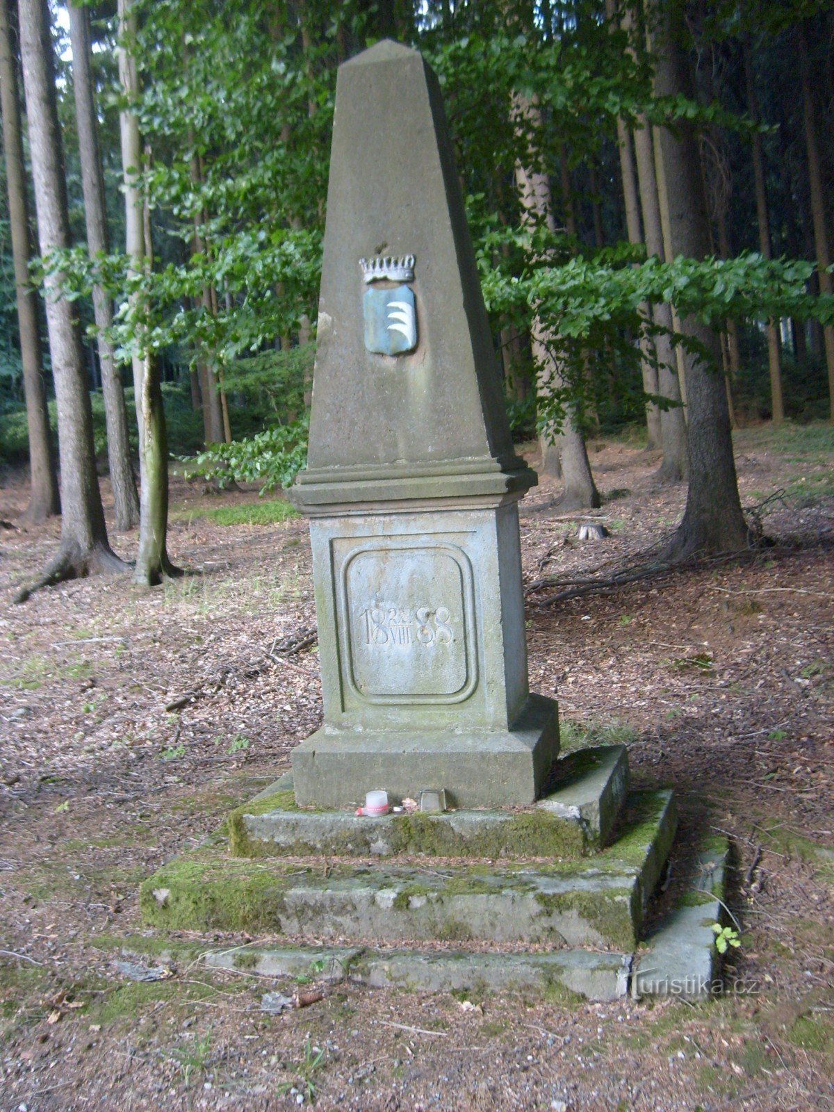 Monument uit 1888 in het bos bij het dorp Polom