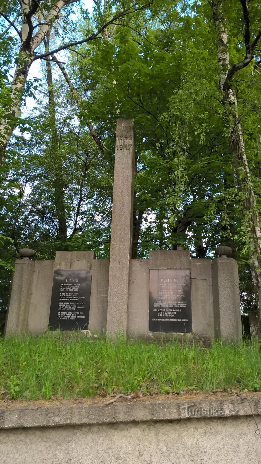 Pomník zakladatelům hornictví a hasičského sboru v blízkosti dolu Lazy