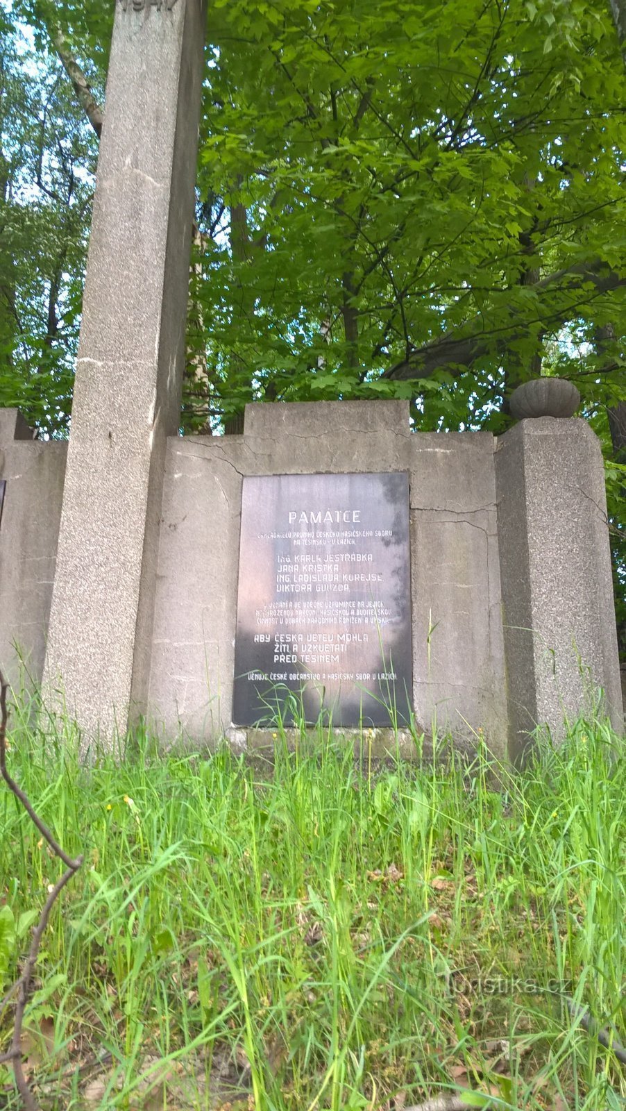 Monument till gruvdriftens grundare och brandkåren nära Lazy-gruvan