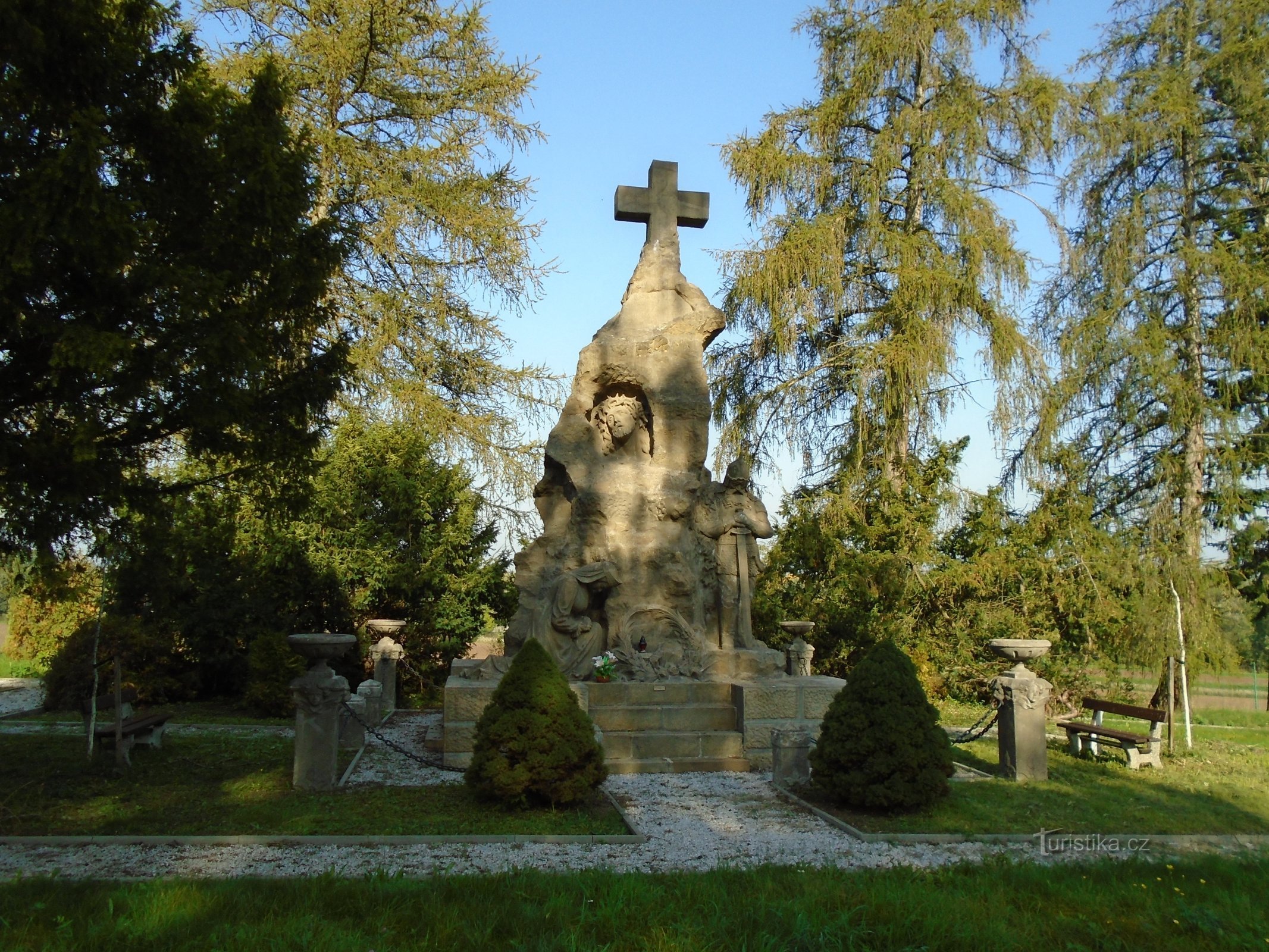 Monument over afdøde russiske fanger på fæstningskirkegården i Josefov