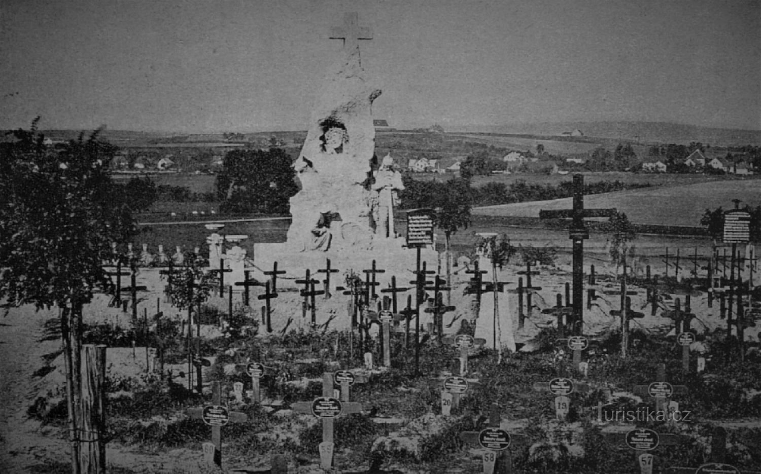 Monument över avlidna ryska fångar på fästningskyrkogården i Josefov 1917