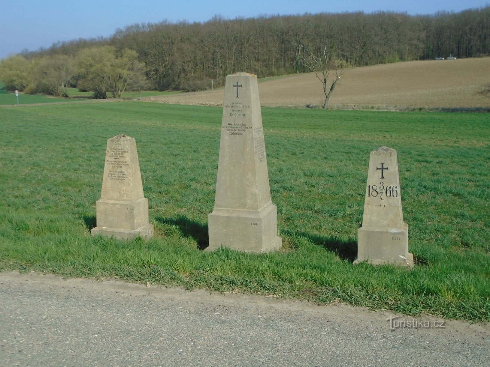 Taistelun muistomerkit vuodelta 1866 tien varrella (Čistěves, 7.4.2019)