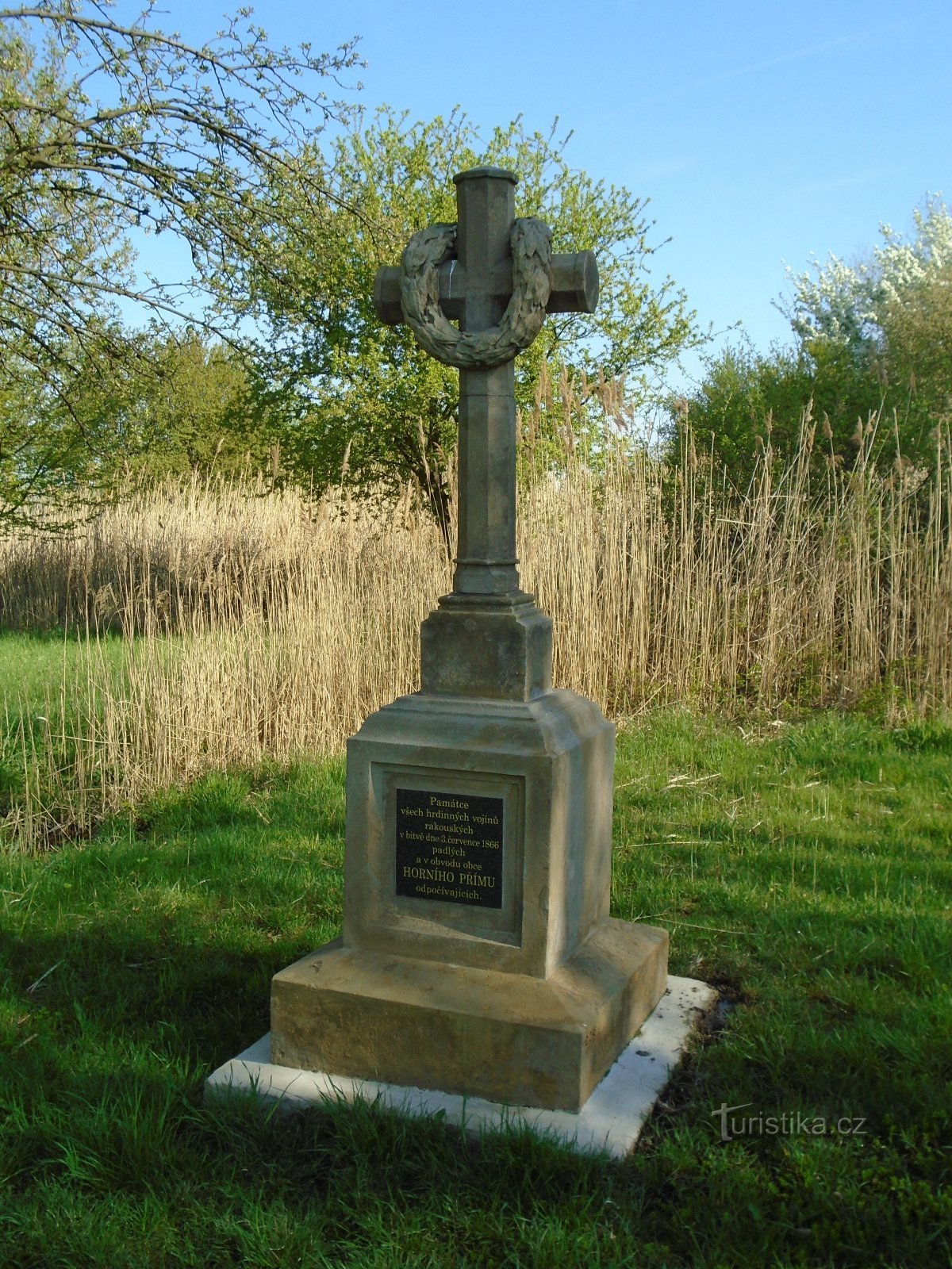 Monumenten voor degenen die zijn omgekomen in de Pruisisch-Oostenrijkse oorlog van 1866 in de St. Aloisia (bovenste prim)