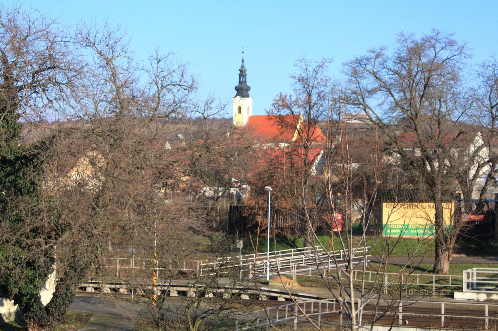 Popicky kyrka från stationen